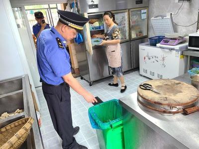 桐鄉(xiāng)鳳鳴街道專項執(zhí)法行動引導市民規(guī)范垃圾分類